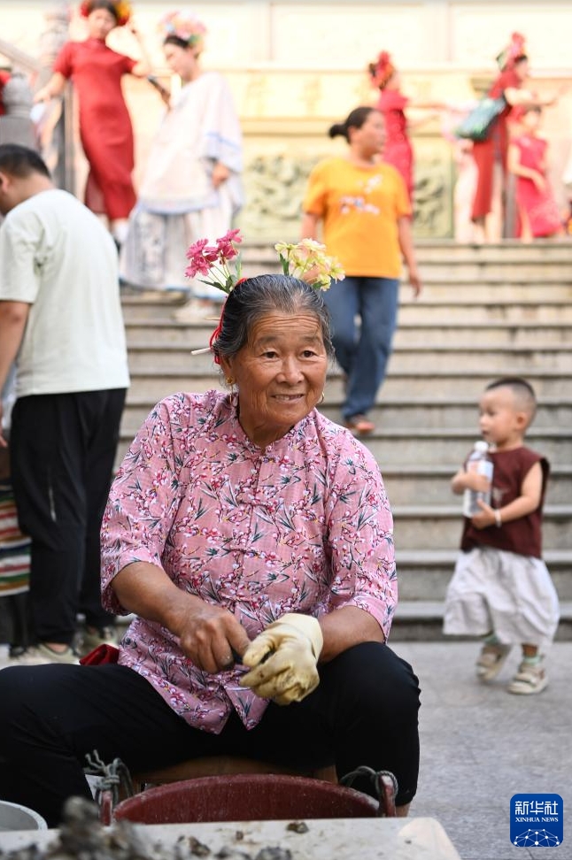 伝統(tǒng)的な髪飾りブームで活気あふれる福建省の蟳埔村