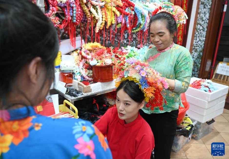 伝統(tǒng)的な髪飾りブームで活気あふれる福建省の蟳埔村
