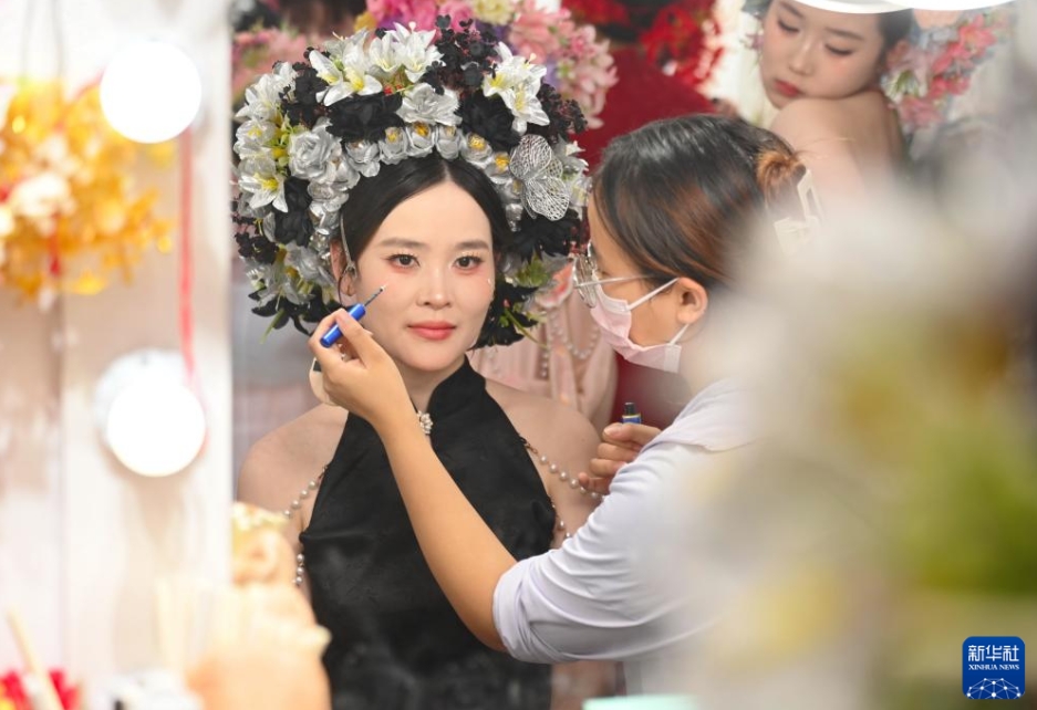 伝統(tǒng)的な髪飾りブームで活気あふれる福建省の蟳埔村