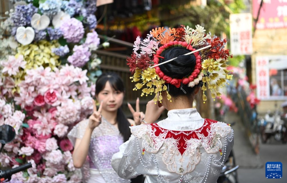伝統(tǒng)的な髪飾りブームで活気あふれる福建省の蟳埔村