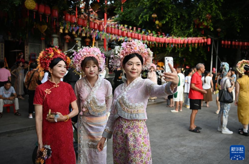 伝統(tǒng)的な髪飾りブームで活気あふれる福建省の蟳埔村