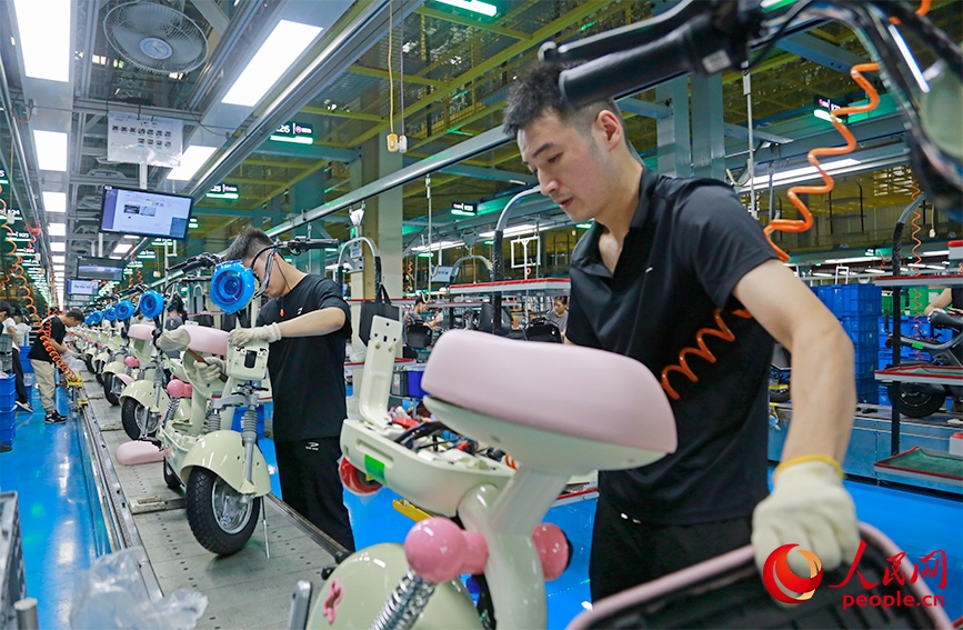 生産ラインで秩序正しく作業(yè)し、「30秒に1臺」という高効率生産を支えている作業(yè)員ら。撮影? 郭維瑾