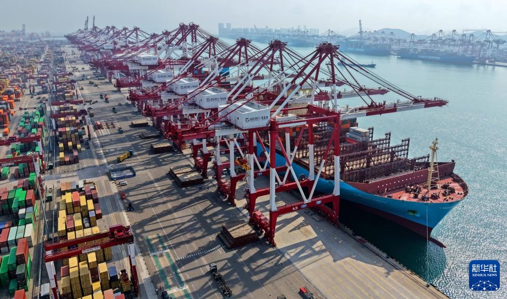 山東省の青島港?前灣港區(qū)でコンテナの積み下ろし作業(yè)中の貨物船（8月19日、ドローンによる撮影?李紫恒）。