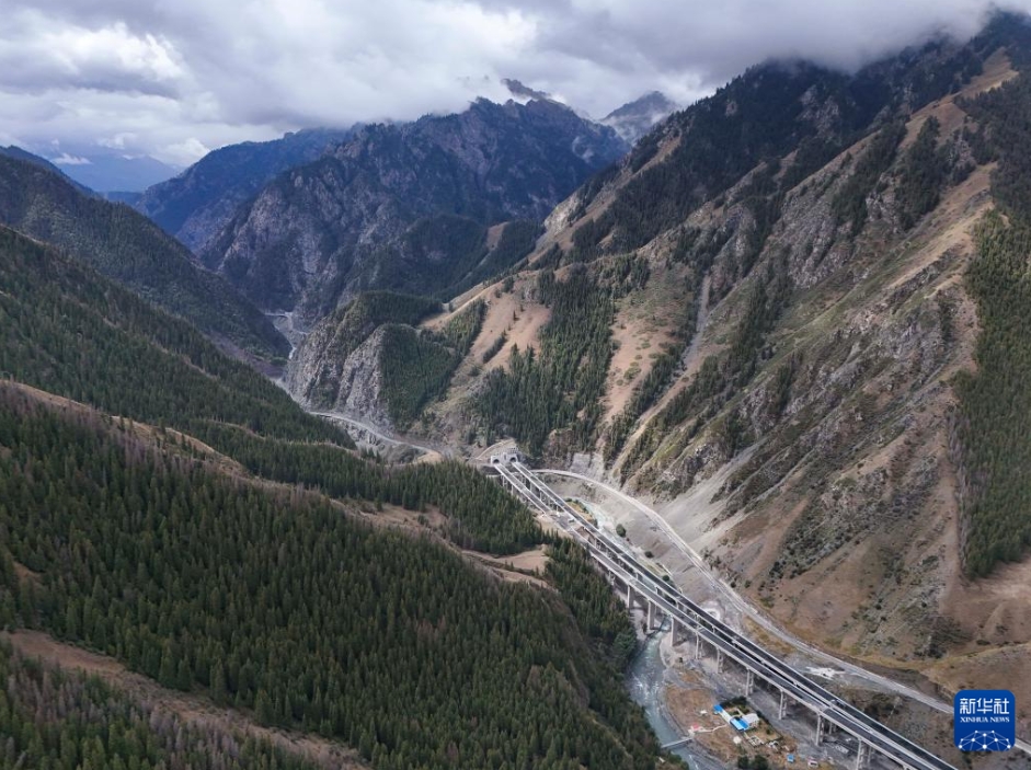 天山山脈貫く烏尉高速道路、年末に開通の見通し　新疆