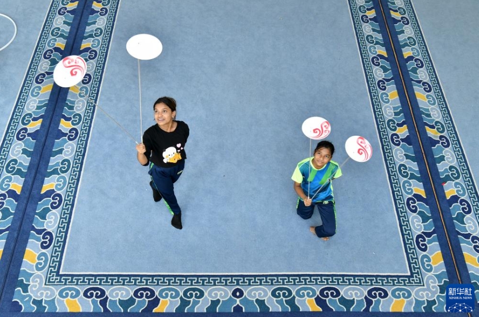 河北省呉橋雑技蕓術(shù)學(xué)校の練習(xí)場(chǎng)で雑技の練習(xí)をするバングラデシュ人研修生（8月20日撮影?牟宇）