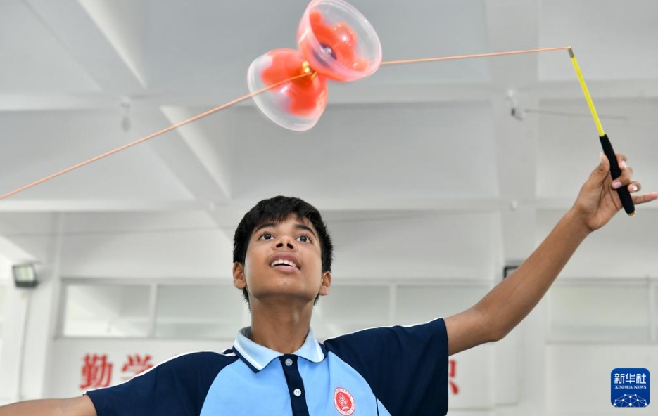 雑技の練習(xí)に勵(lì)む外國(guó)人研修生　河北省呉橋