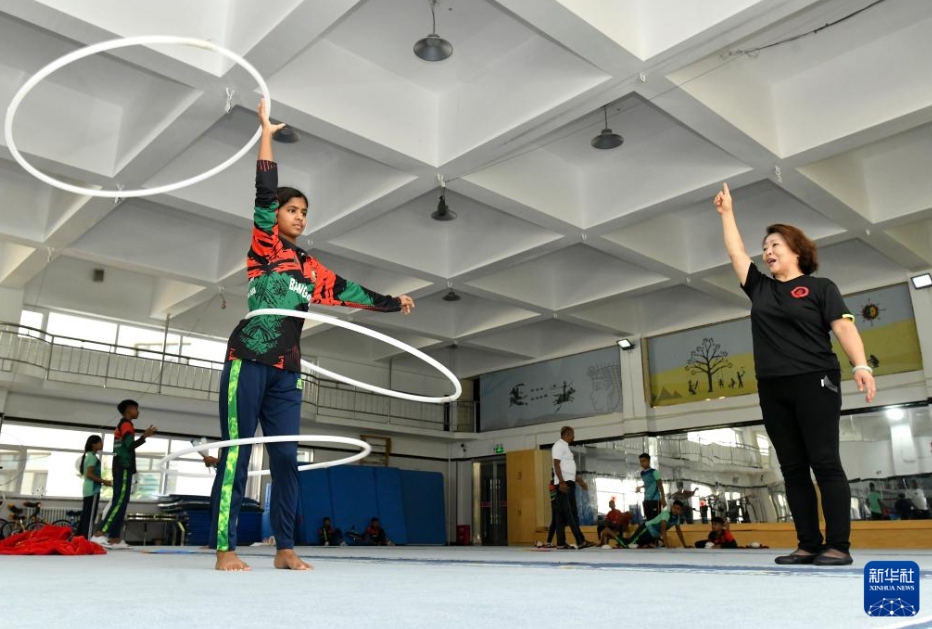 雑技の練習(xí)に勵む外國人研修生　河北省呉橋