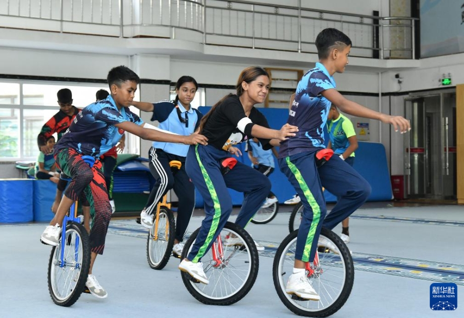 雑技の練習(xí)に勵む外國人研修生　河北省呉橋