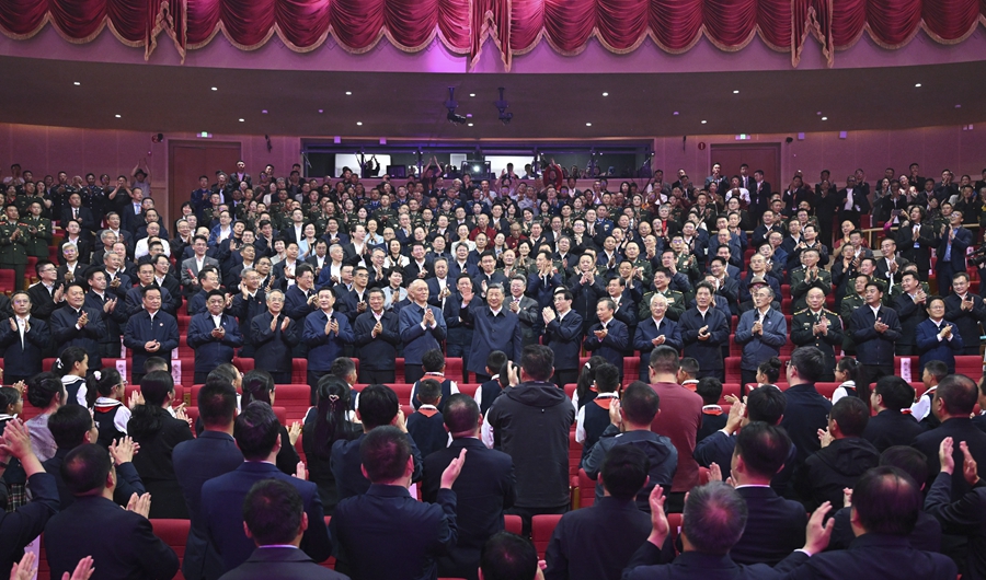 習(xí)近平総書記が西蔵自治區(qū)成立60周年祝賀蕓術(shù)公演「雪域歓歌」を観覧