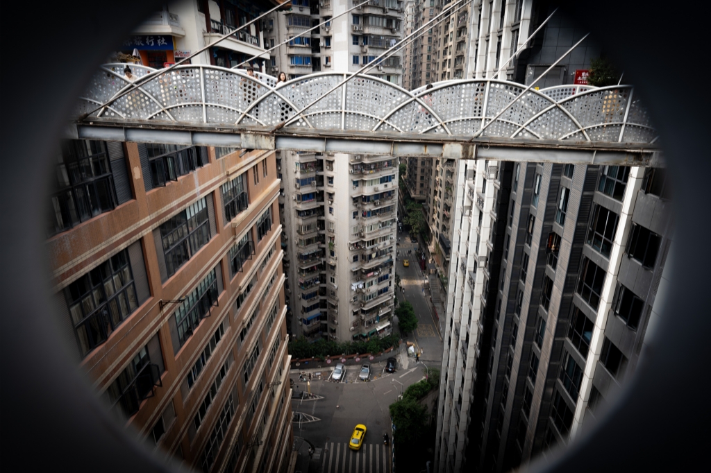 作者：一騎探検中　撮影場所：重慶市魁星樓ニューヨークとサンフランシスコと香港を掛け合わせたような大都市?重慶。ニューヨークのイエローキャブと似た黃色いタクシーが高層ビルの合間を行き交います。このタクシーを見つけたのはあるビルの22階とあるビルの12階をつなぐ橋の上です。なんと、この橋の橫、ビルの12階地點には大きな広場があります（重慶なんと?。。?/></a><p><a href=