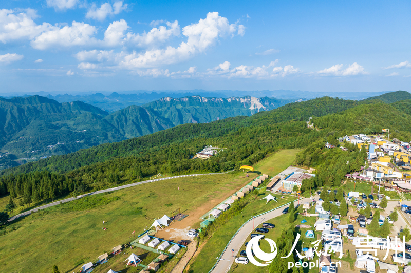 貴州省の大自然を上空から堪能できるパラモーターが大人気に