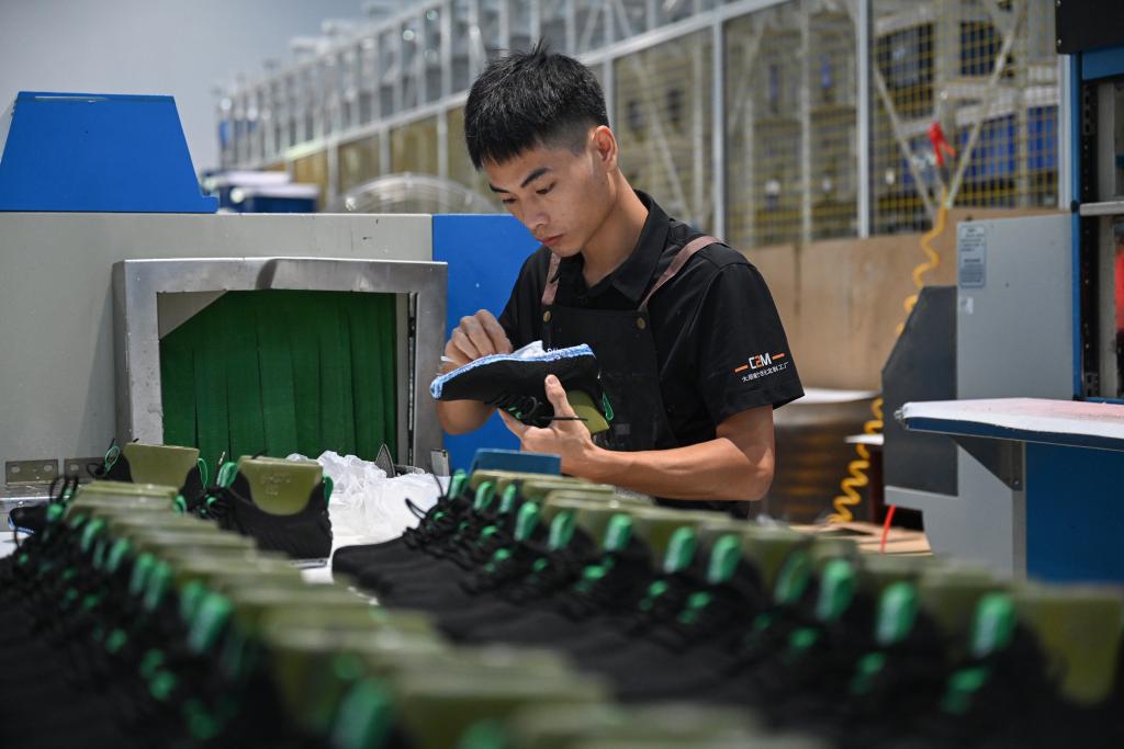 8月19日、福建省莆田市の雙馳科技カスタマイズ工場店のスマート工場で作業(yè)する従業(yè)員。撮影?周義