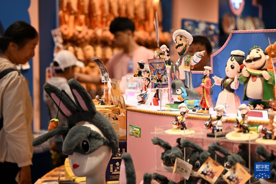 烏魯木斉市のグランドバザールで、文化?クリエイティブ商品を選ぶ観光客（8月21日撮影?王菲）