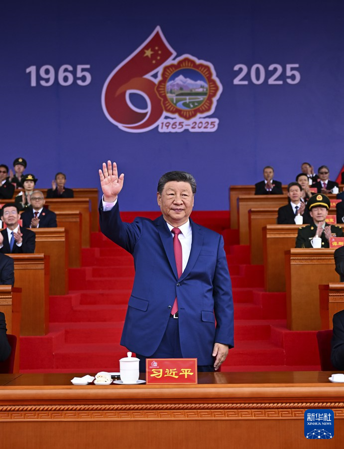 西蔵自治區(qū)成立60周年祝賀大會(huì)が盛大に開(kāi)催 習(xí)近平総書(shū)記が出席