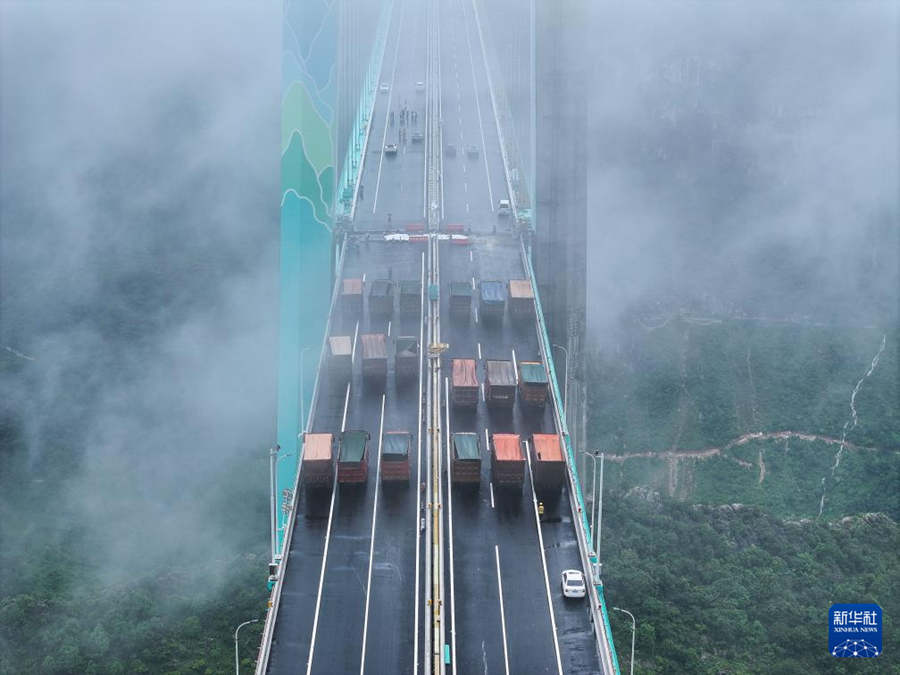 建設(shè)中の「世界一高い橋」で荷重試験スタート　貴州省
