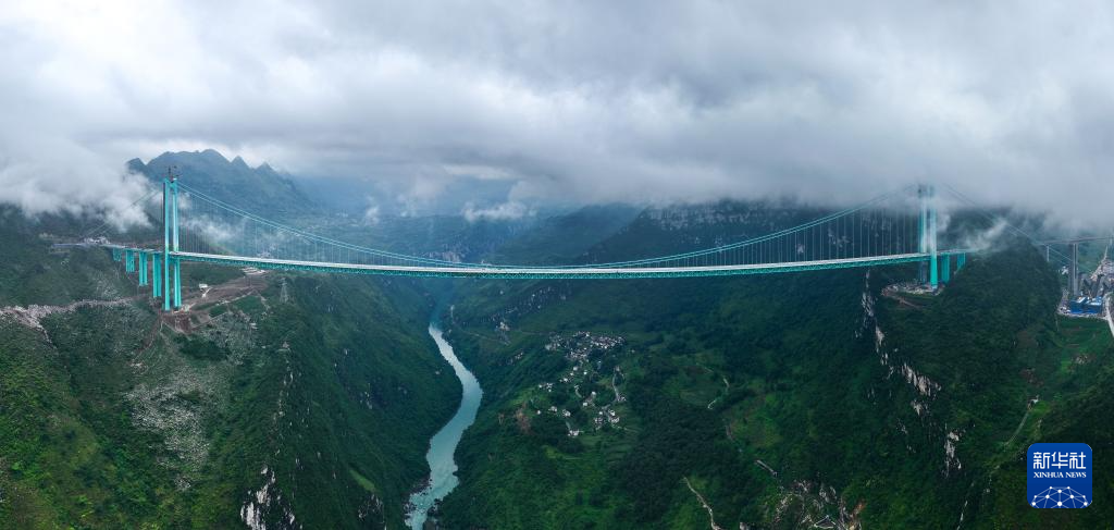 建設(shè)中の「世界一高い橋」で荷重試験スタート　貴州省