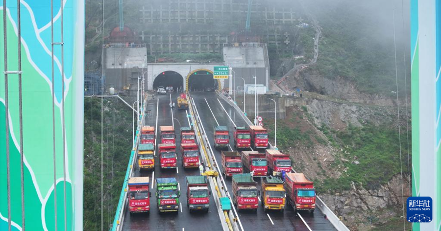 建設(shè)中の「世界一高い橋」で荷重試験スタート　貴州省