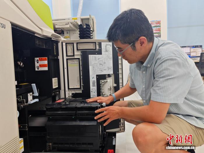 河北省保定市競秀區(qū)にある中國楽凱集団有限公司で、印畫紙を交換する作業(yè)員（8月20日撮影?韓氷）