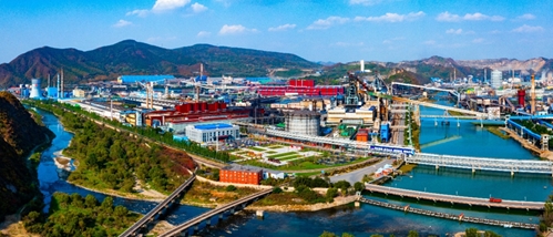 鞍鋼集団が所屬する本鋼集団北営公司の製鉄工場（撮影?楊鎮(zhèn)）。