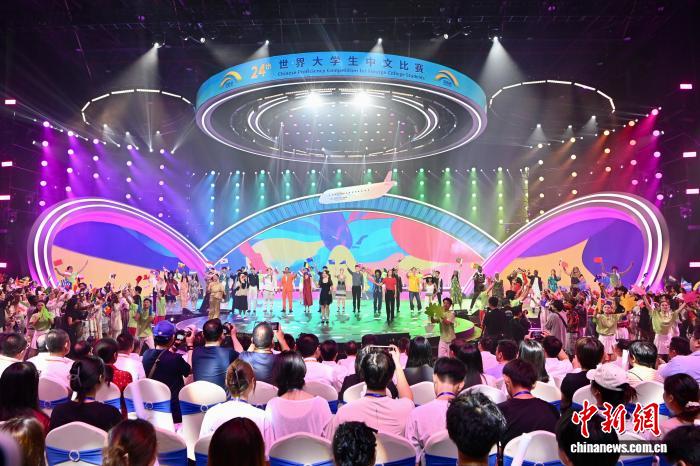 コンテストの閉幕を祝いステージで手を振る外國人出場(chǎng)者（撮影?王東明）。