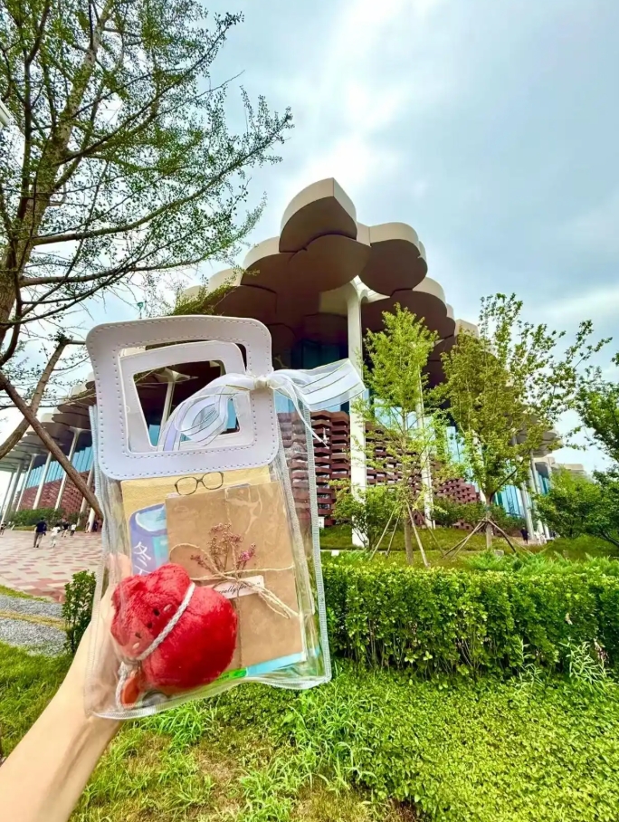 市民にストレスを解消してもらおうと、寶を隠す首都図書館の公式アカウントの投稿