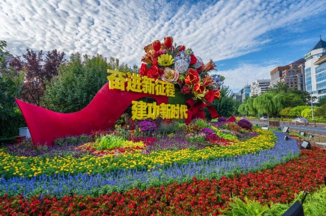 目抜き通りに中國人民抗日戦爭ならびに世界反ファシズム戦爭勝利80周年祝う花壇　北京市