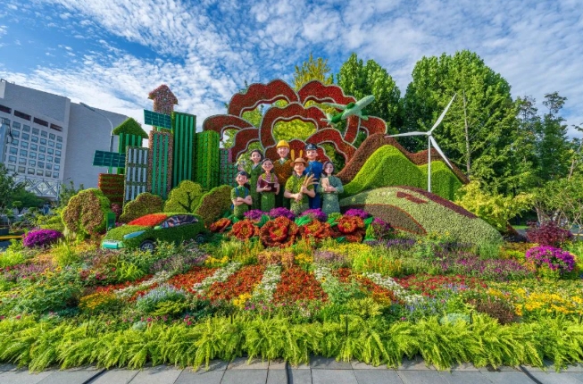 目抜き通りに中國人民抗日戦爭ならびに世界反ファシズム戦爭勝利80周年祝う花壇　北京市