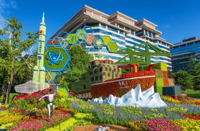 目抜き通りに中國人民抗日戦爭ならびに世界反ファシズム戦爭勝利80周年祝う花壇　北京市