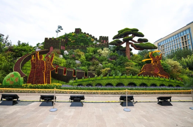 目抜き通りに中國人民抗日戦爭ならびに世界反ファシズム戦爭勝利80周年祝う花壇　北京市