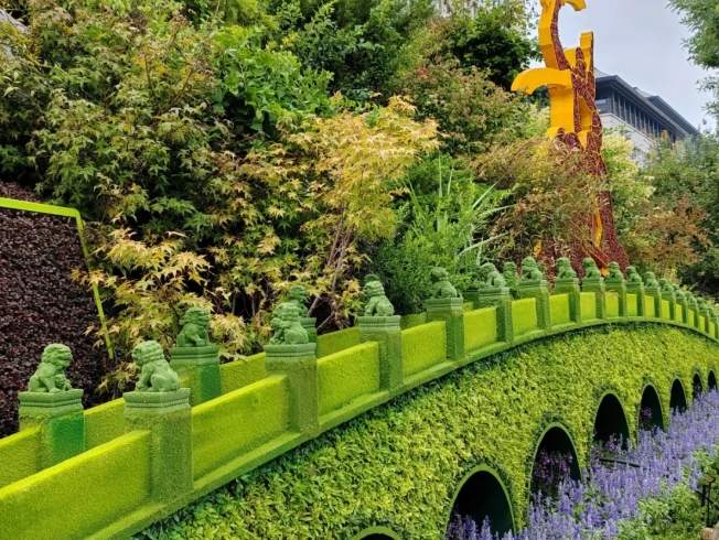 目抜き通りに中國(guó)人民抗日戦爭(zhēng)ならびに世界反ファシズム戦爭(zhēng)勝利80周年祝う花壇　北京市