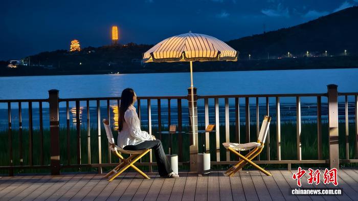 洱海のほとりでくつろぐ観光客（撮影?趙嘉）。