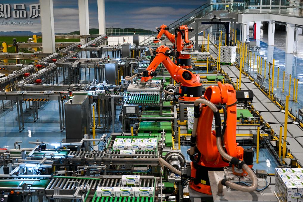 伊利現(xiàn)代スマート健康バレー液體ミルク世界製造モデル拠點で、ロボットアームが牛乳製品を箱詰めする様子（7月28日撮影?李志鵬）。
