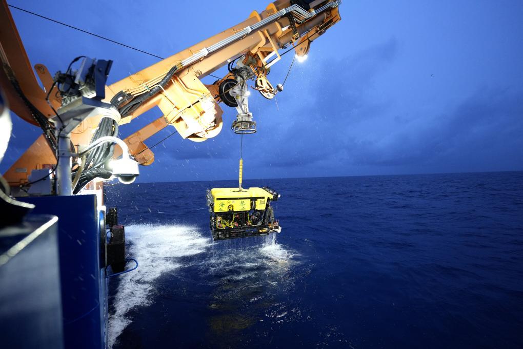 8月23日早朝、4140メートルの深海から凱旋した海琴號。撮影?張建松