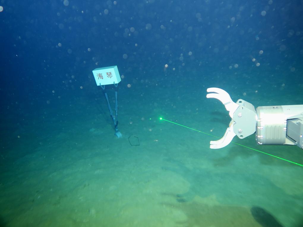 8月23日、水深4140メートルの海底に標(biāo)識を設(shè)置する海琴號。畫像提供：中山大學(xué)