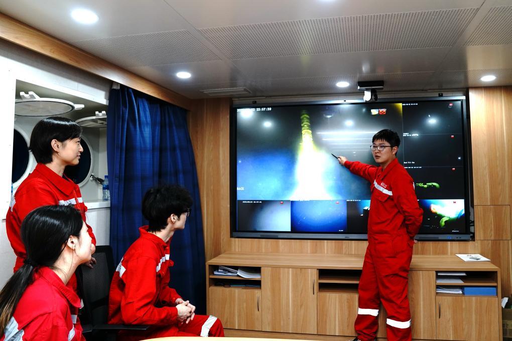 8月22日夜、中山大學(xué)號の科學(xué)調(diào)査センターで、海琴號が深海から送信する「ライブ映像」を見ながら議論している調(diào)査隊員たち。撮影?張建松