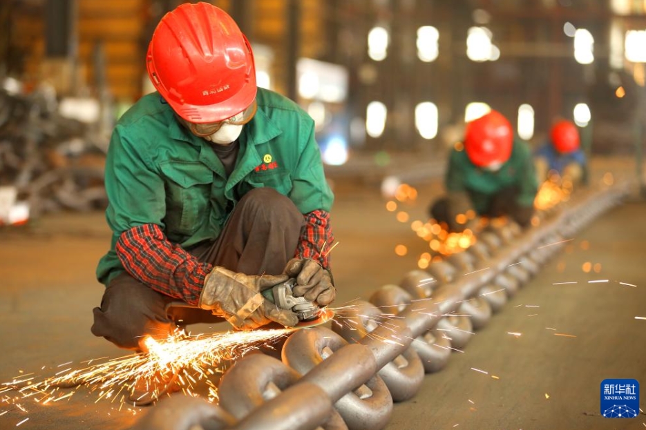 青島アンカーチェーン有限公司で、海外市場向けアンカーチェーン製品を生産する作業(yè)員（8月25日撮影?梁孝鵬）。