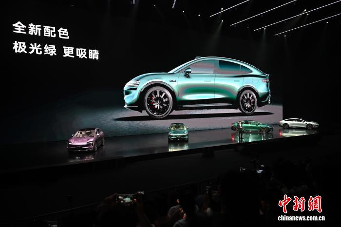 ファーウェイが新型スマートカー車種を複數(shù)発表　四川省成都