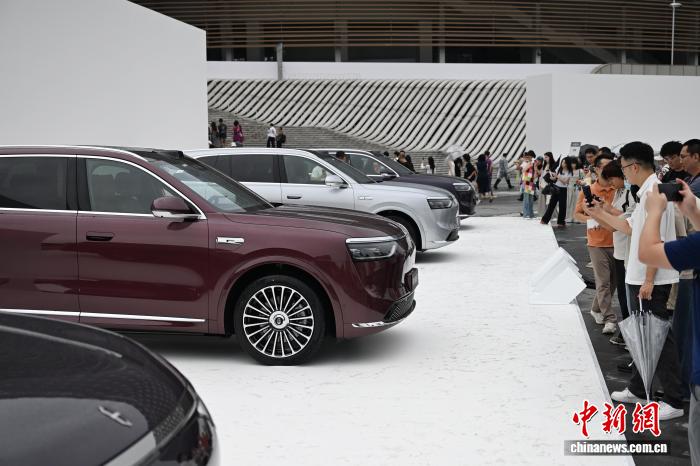 ファーウェイが新型スマートカー車種を複數(shù)発表　四川省成都