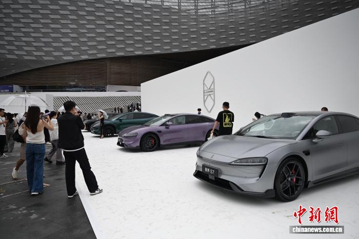 ファーウェイが新型スマートカー車種を複數(shù)発表　四川省成都