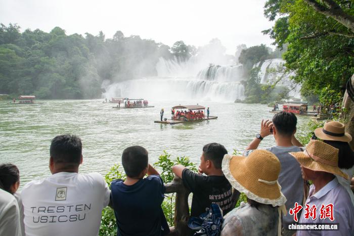夏休み終盤、観光客で賑う中國(guó)初の國(guó)境観光協(xié)力區(qū)　広西