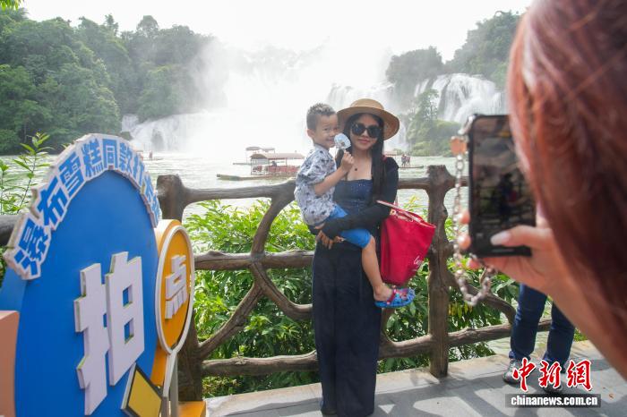 夏休み終盤、観光客で賑う中國初の國境観光協(xié)力區(qū)　広西