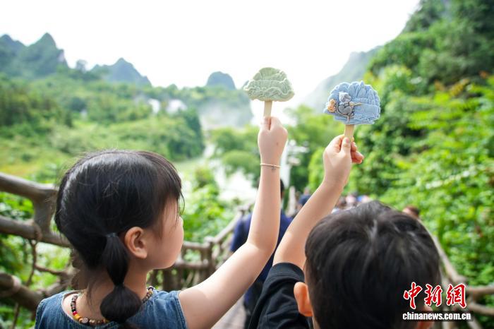 夏休み終盤、観光客で賑う中國初の國境観光協(xié)力區(qū)　広西