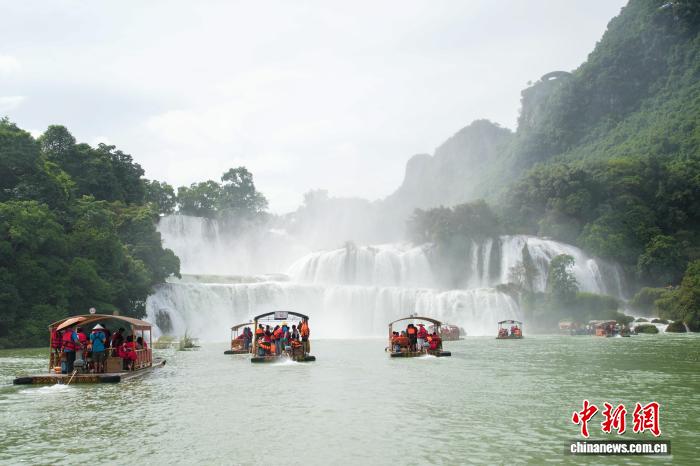 夏休み終盤、観光客で賑う中國初の國境観光協(xié)力區(qū)　広西