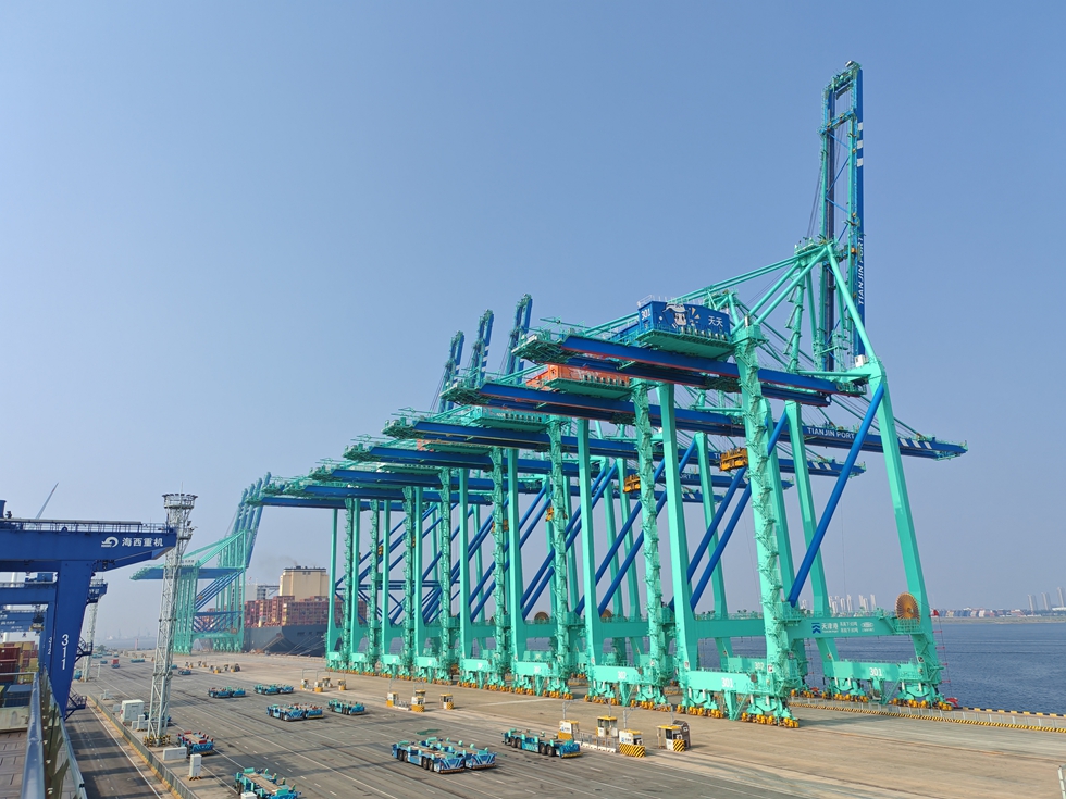 天津港（撮影?張靖）