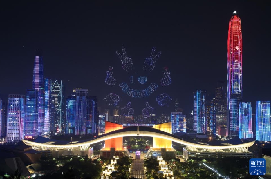 夜空を飾る深セン経済特區(qū)45周年記念のドローンショー　広東省