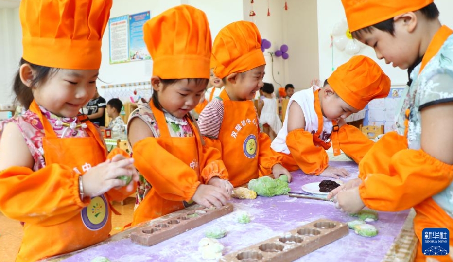 山東省臨沂市沂南県雙堠鎮(zhèn)の中心幼稚園で七夕の型抜き菓子「巧果」作りに挑戦する園児たち（8月26日撮影?王彥氷）。