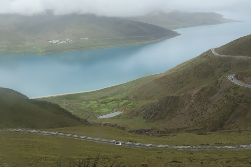 ヤムドゥク湖とスカイライン