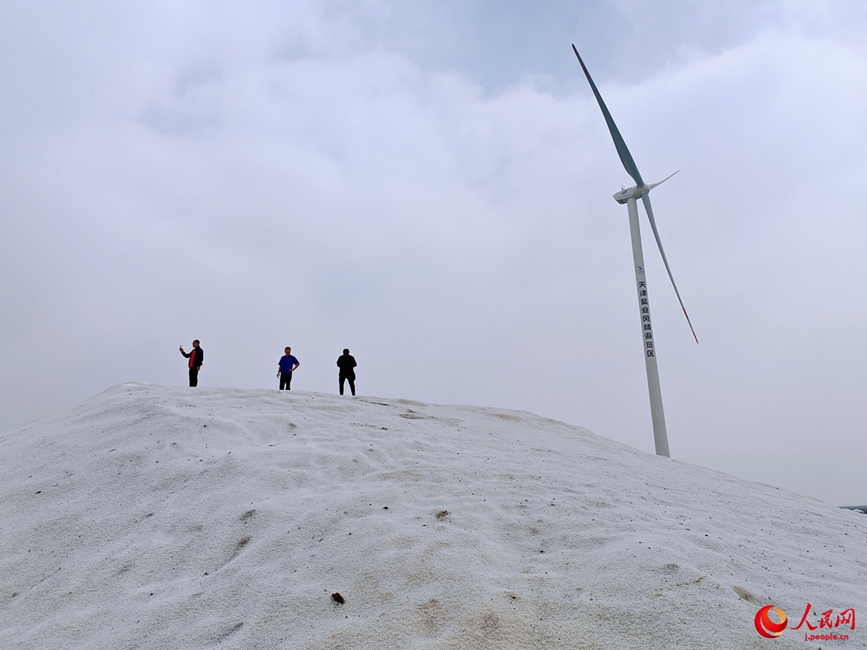雪のように白い塩の山