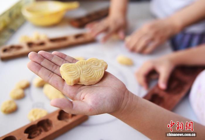 山東省煙臺(tái)市のある家族が作った「巧果」（8月20日撮影?王嬌妮）。