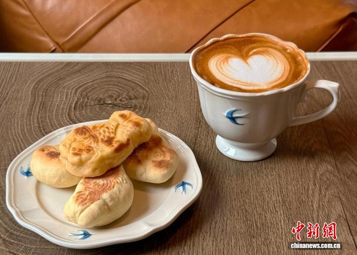 山東省煙臺市のあるカフェが販売し、人気を集めている「コーヒー＋巧果」セット（8月20日撮影?王嬌妮）。